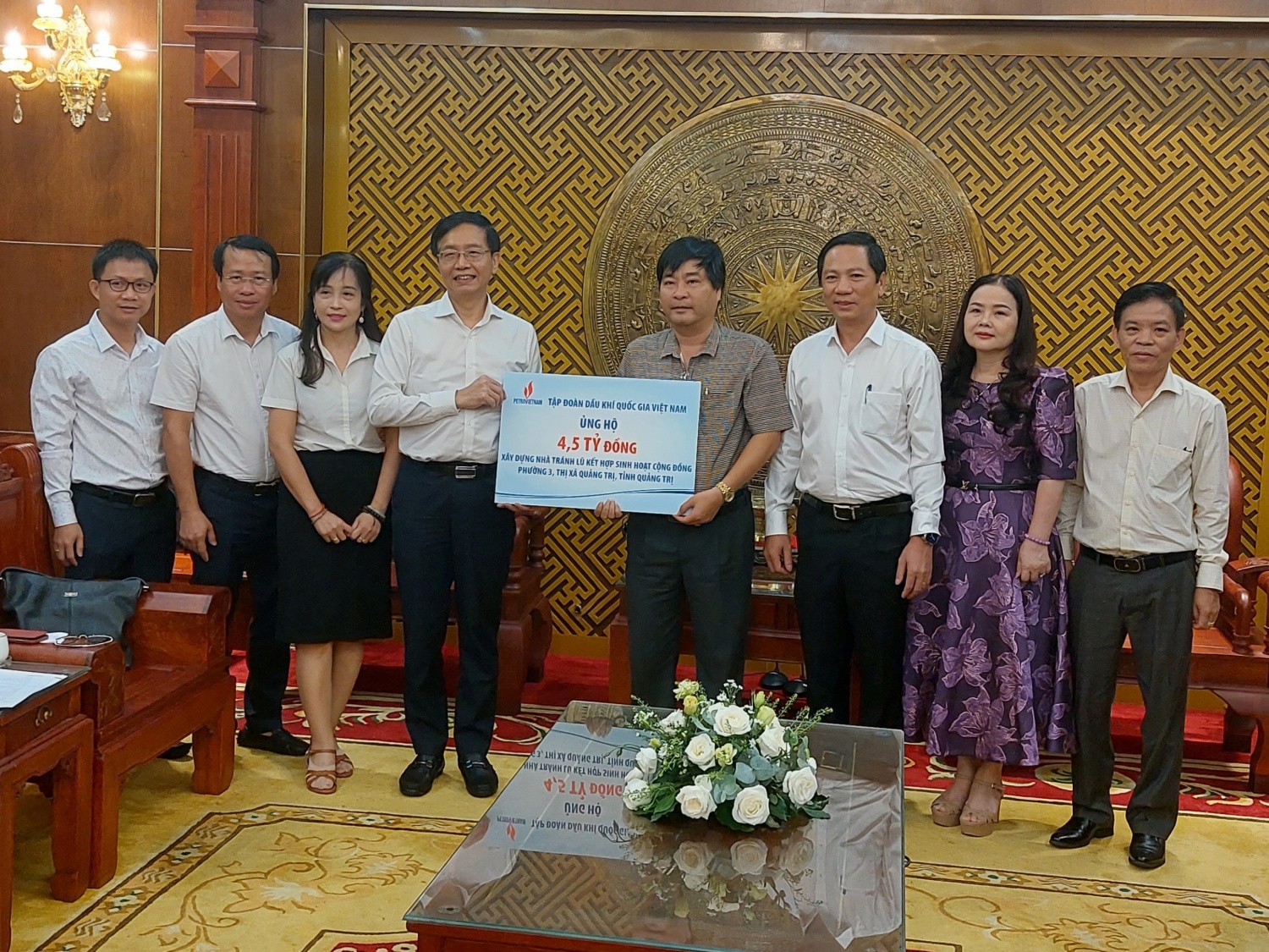 Petrovietnam trao hỗ trợ xây dựng Nhà tránh lũ kết hợp sinh hoạt cộng đồng Phường 1, thị xã Quảng Trị Petrovietnam trao hỗ trợ xây dựng Nhà tránh lũ kết hợp sinh hoạt cộng đồng Phường 1, thị xã Quảng Trị