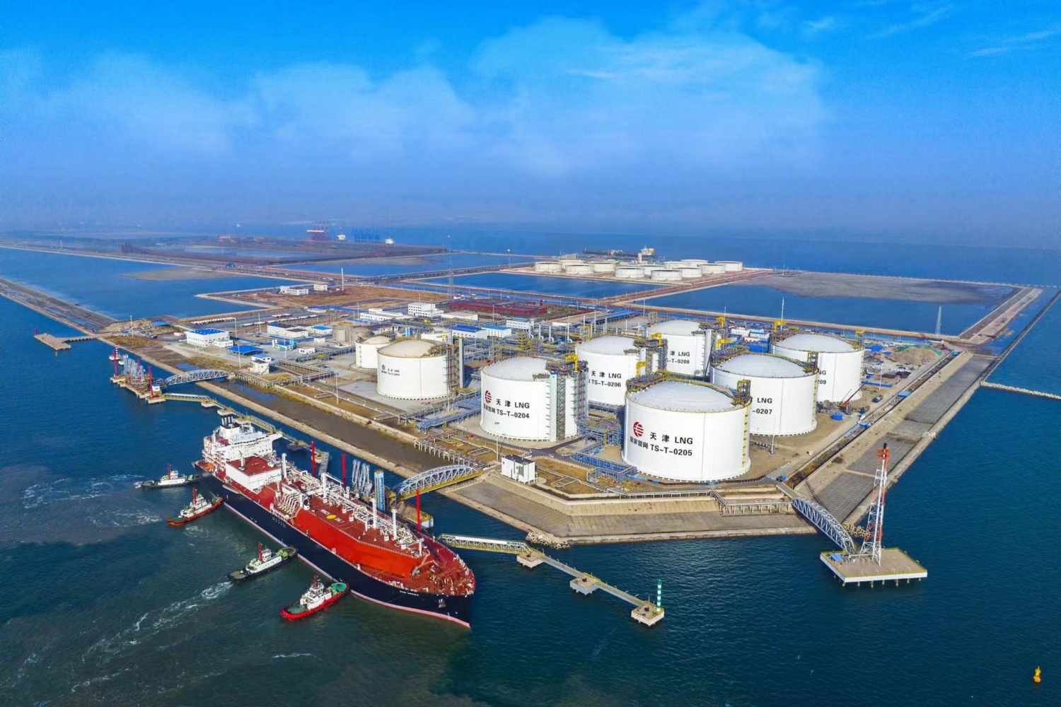 Vì sao thương mại khí đốt toàn cầu năm 2023 tăng mạnh? Một cảng nhập khẩu LNG ở Trung Quốc