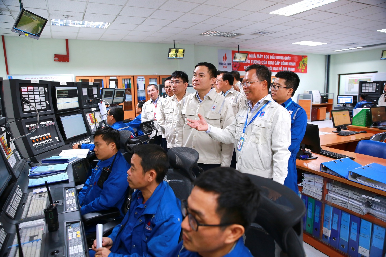 Tổng Giám đốc Petrovietnam Lê Ngọc Sơn (thứ ba từ trái qua) và đoàn công tác thăm, kiểm tra công tác vận hành NMLD Dung Quất tại Phòng Điều khiển Trung tâm. Tổng Giám đốc Petrovietnam Lê Ngọc Sơn (thứ ba từ trái qua) và đoàn công tác thăm, kiểm tra công tác vận hành NMLD Dung Quất tại Phòng Điều khiển Trung tâm.