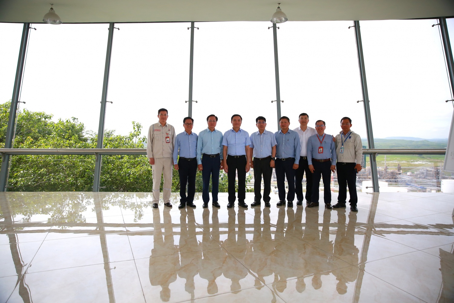 Đoàn công tác Petrovietnam thăm toàn cảnh NMLD Dung Quất. Đoàn công tác Petrovietnam thăm toàn cảnh NMLD Dung Quất.