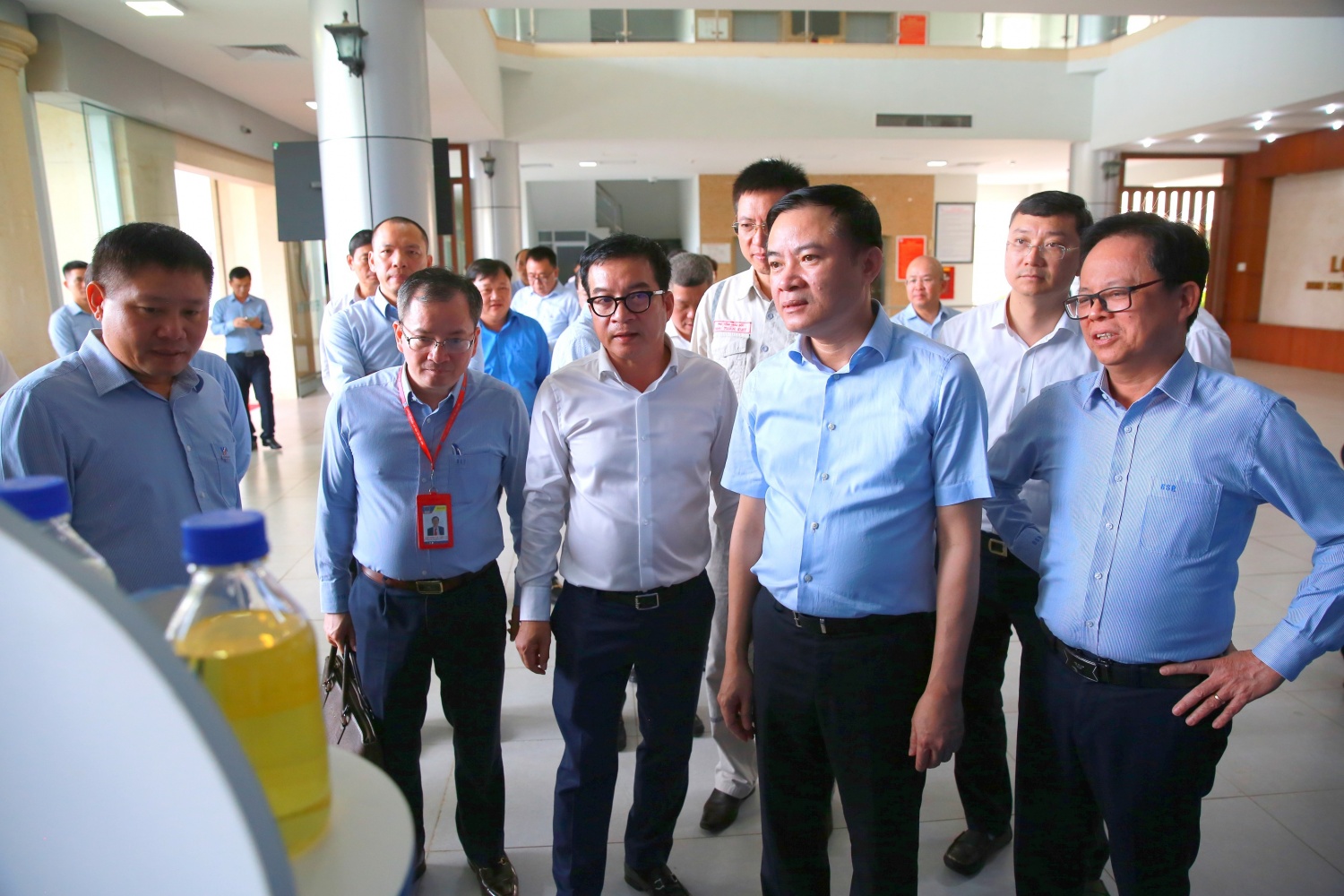 Đoàn công tác Tập đoàn tham quan gian triển lãm các sản phẩm mới của NMLD Dung Quất. Đoàn công tác Tập đoàn tham quan gian triển lãm các sản phẩm mới của NMLD Dung Quất.
