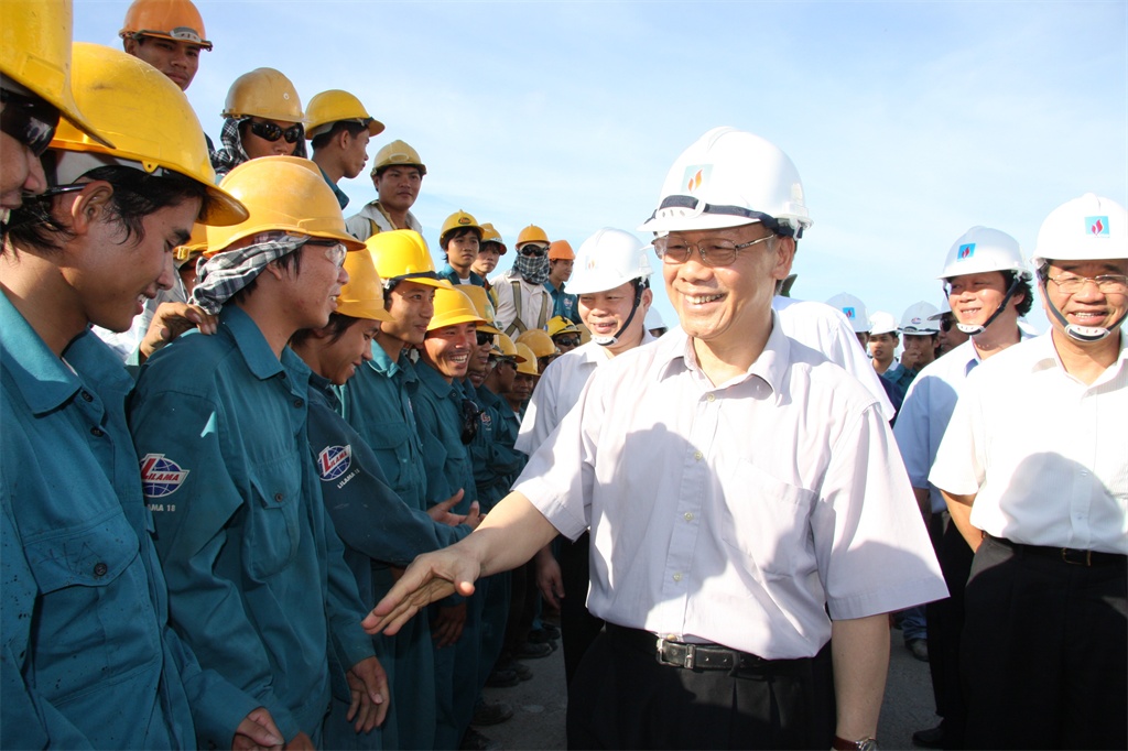 Đồng chí Nguyễn Phú Trọng trò chuyện, động viên tập thể cán bộ kỹ sư, công nhân của các đơn vị nhà thầu trên công trường NMLD Dung Quất. Đồng chí Nguyễn Phú Trọng trò chuyện, động viên tập thể cán bộ kỹ sư, công nhân của các đơn vị nhà thầu trên công trường NMLD Dung Quất.