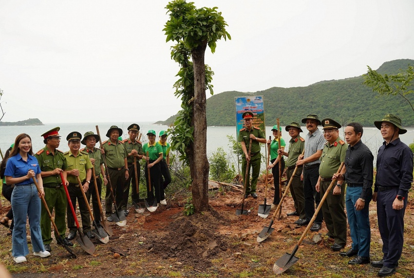 Chung tay vì một Côn Đảo xanh đường hoa anh đào – bằng lăng