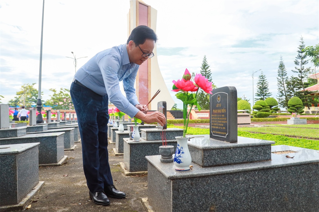 Ban lãnh đạo BSR thắp hương các phần mộ liệt sĩ.