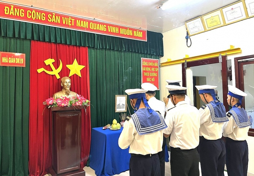 Chiến sĩ Trường Sa và Nhà giàn DK1 làm lễ treo cờ rủ Quốc tang Tổng Bí thư Nguyễn Phú Trọng Lễ treo cờ rủ Quốc tang Tổng Bí thư Nguyễn Phú Trọng tại Trường Sa và Nhà giàn DK1