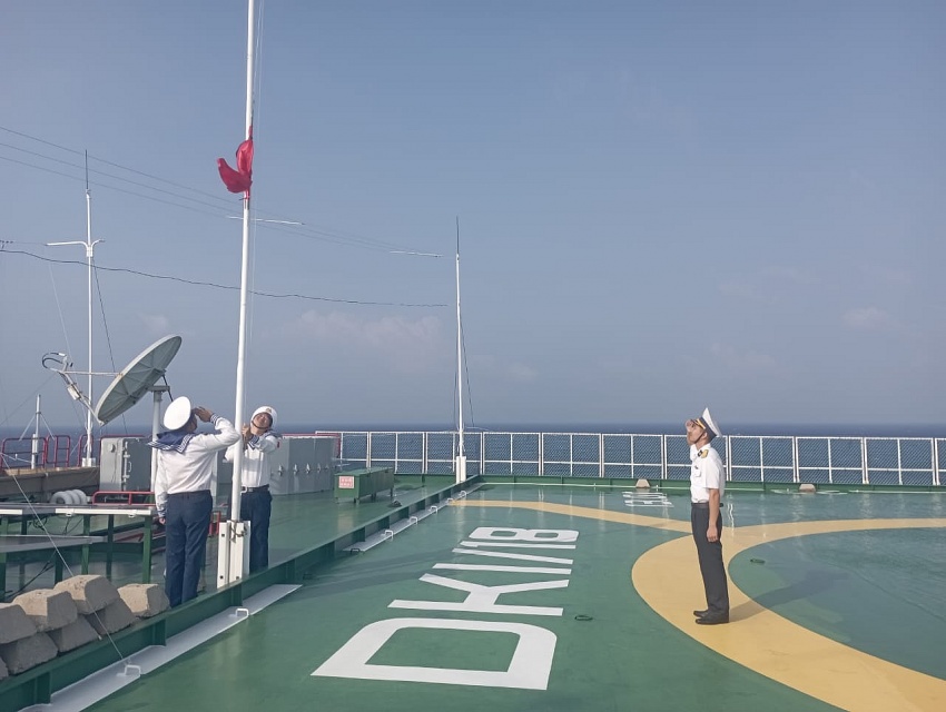 Chiến sĩ Trường Sa và Nhà giàn DK1 làm lễ treo cờ rủ Quốc tang Tổng Bí thư Nguyễn Phú Trọng Lễ treo cờ rủ Quốc tang Tổng Bí thư Nguyễn Phú Trọng tại Trường Sa và Nhà giàn DK1