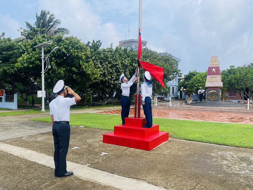 Chiến sĩ Trường Sa và Nhà giàn DK1 làm lễ treo cờ rủ Quốc tang Tổng Bí thư Nguyễn Phú Trọng Lễ treo cờ rủ Quốc tang Tổng Bí thư Nguyễn Phú Trọng tại Trường Sa và Nhà giàn DK1