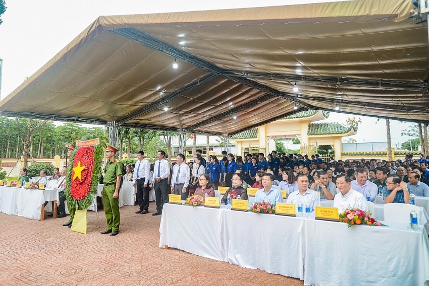 Trường Đại học Dầu khí Việt Nam viếng thăm Đền thờ Liệt sĩ Long Phước Trường Đại học Dầu khí Việt Nam viếng Đền thờ Liệt sĩ Long Phước