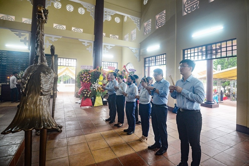 Trường Đại học Dầu khí Việt Nam viếng thăm Đền thờ Liệt sĩ Long Phước Trường Đại học Dầu khí Việt Nam viếng Đền thờ Liệt sĩ Long Phước