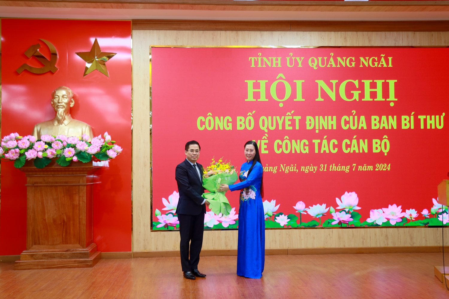 Đồng chí Bùi Thị Quỳnh Vân - Bí thư Tỉnh uỷ tặng hoa chúc mừng tân Phó Bí thư Tỉnh uỷ Quảng Ngãi, nhiệm kỳ 2020 - 2025.. Đồng chí Bùi Thị Quỳnh Vân - Bí thư Tỉnh uỷ tặng hoa chúc mừng tân Phó Bí thư Tỉnh uỷ Quảng Ngãi, nhiệm kỳ 2020 - 2025..