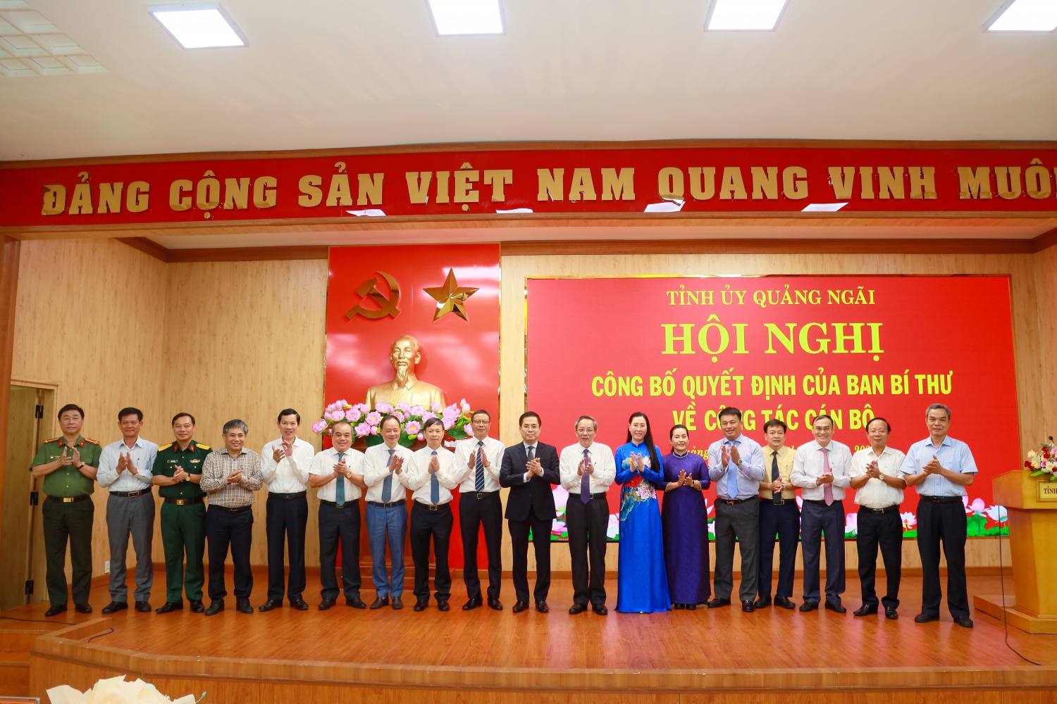 Các lãnh đạo tỉnh Quảng Ngãi chúc mừng đồng chí Nguyễn Hoàng Giang. Các lãnh đạo tỉnh Quảng Ngãi chúc mừng đồng chí Nguyễn Hoàng Giang.