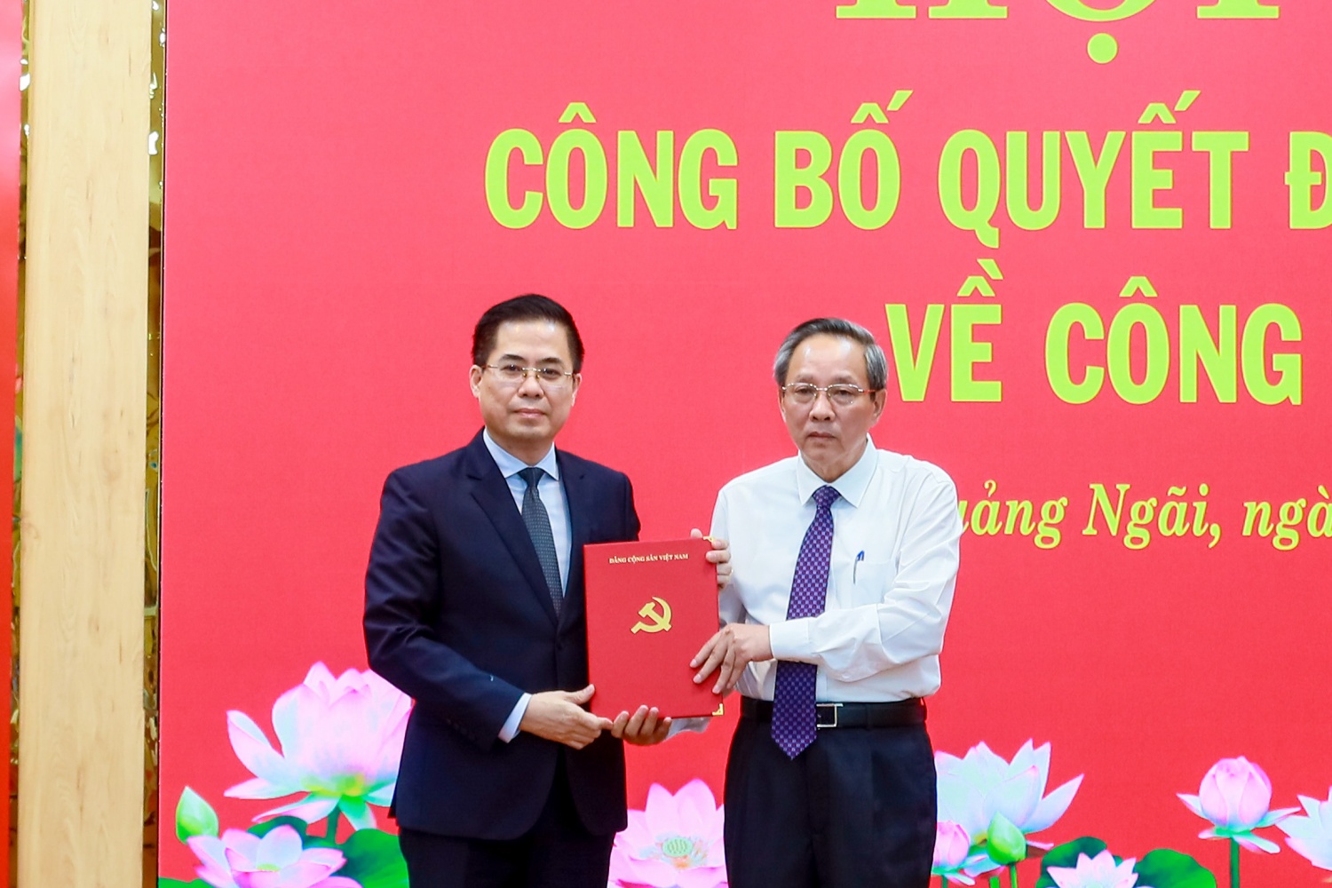 Đồng chí Hoàng Đăng Quang - Phó Ban Tổ chức Trung ương (bên phải) trao quyết định điều động, chỉ định giữ chức Phó Bí thư Tỉnh uỷ Quảng Ngãi với đồng chí Nguyễn Hoàng Giang. Đồng chí Hoàng Đăng Quang - Phó Ban Tổ chức Trung ương (bên phải) trao quyết định điều động, chỉ định giữ chức Phó Bí thư Tỉnh uỷ Quảng Ngãi với đồng chí Nguyễn Hoàng Giang.