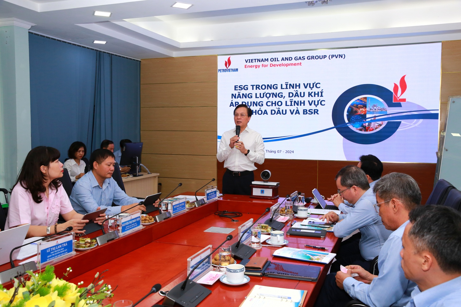 Ông Bùi Minh Tiến – Thành viên HĐTV Petrovietnam giảng dạy những nghiên cứu liên quan đến ESG. Ông Bùi Minh Tiến – Thành viên HĐTV Petrovietnam giảng dạy những nghiên cứu liên quan đến ESG.