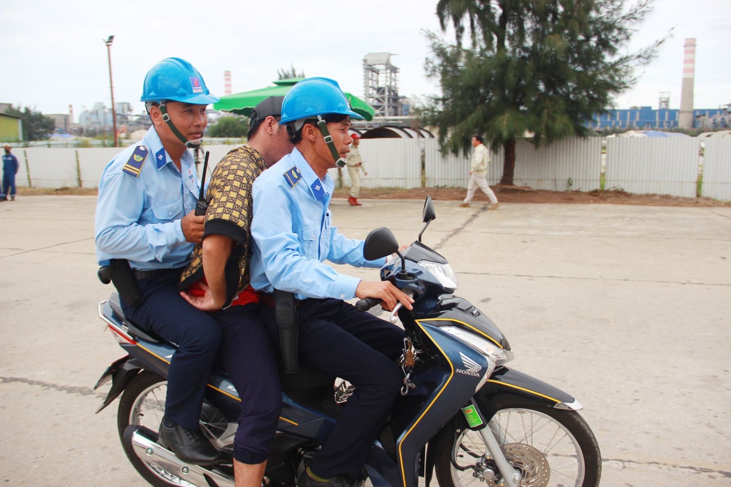 Đối tượng gây rối đã được khống chế và đưa về bàn giao cho cơ quan chức năng xử lý.