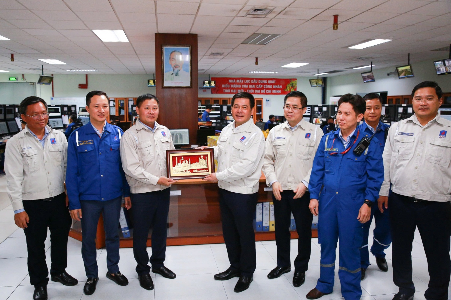 Bộ trưởng Bộ Công Thương Nguyễn Hồng Diên kiểm tra công tác sản xuất tại NMLD Dung Quất Bộ trưởng Bộ Công Thương Nguyễn Hồng Diên kiểm tra công tác sản xuất tại NMLD Dung Quất