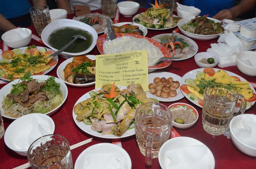 Ấm áp bữa cơm Công đoàn PVFCCo Ấm áp