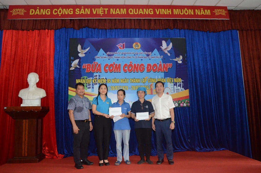 Ấm áp bữa cơm Công đoàn PVFCCo Ấm áp
