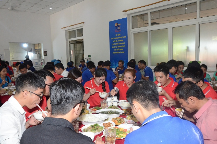 Ấm áp bữa cơm Công đoàn PVFCCo Ấm áp