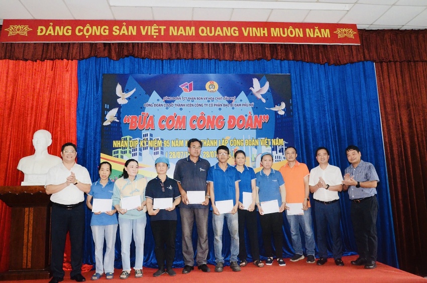 Ấm áp bữa cơm Công đoàn PVFCCo Ấm áp