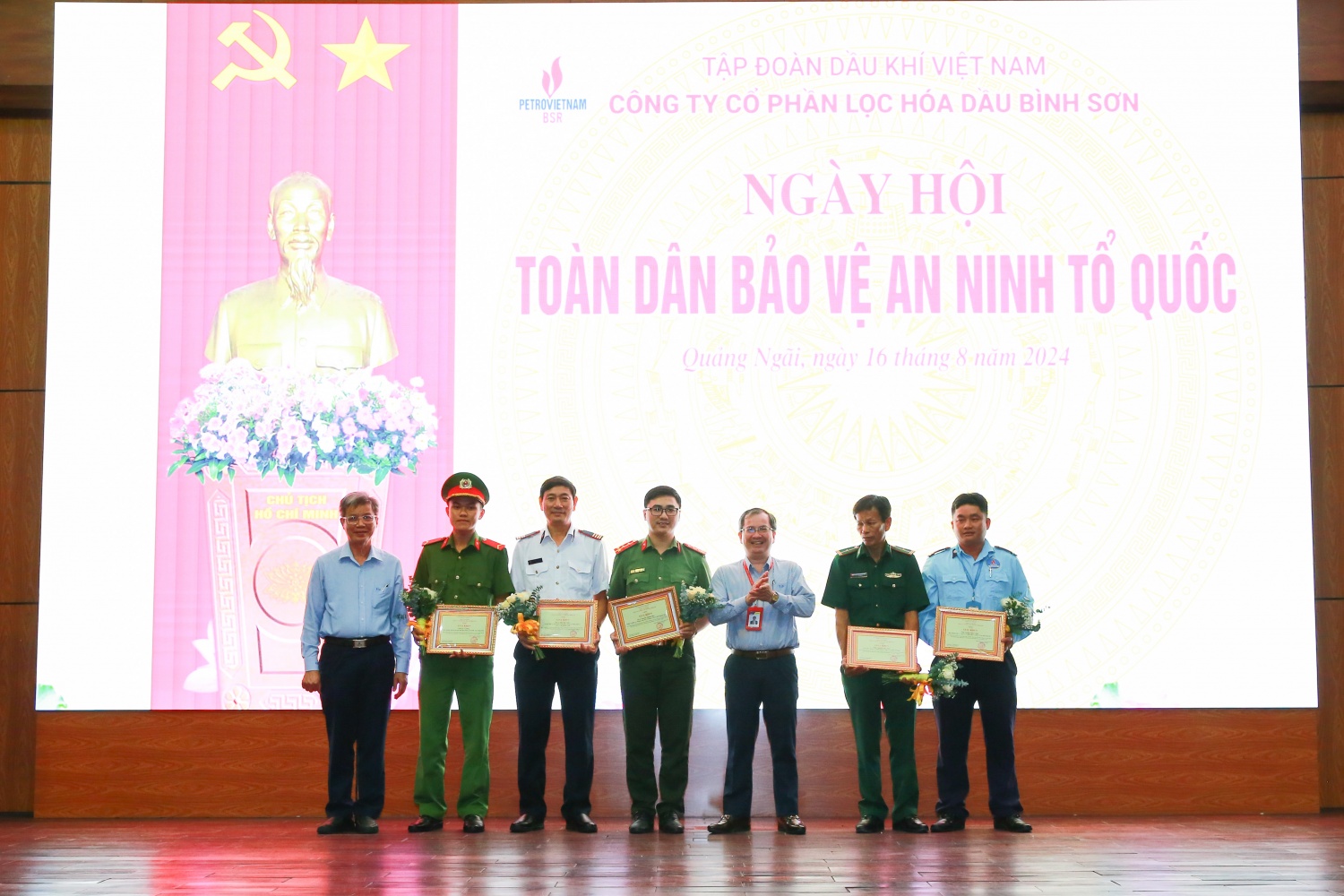 Trao tặng bằng khen cho 5 cá nhân thuộc các đơn vị đã có thành tích xuất sắc trong công tác phối hợp với BSR đảm bảo An ninh an toàn NMLD Dung Quất.