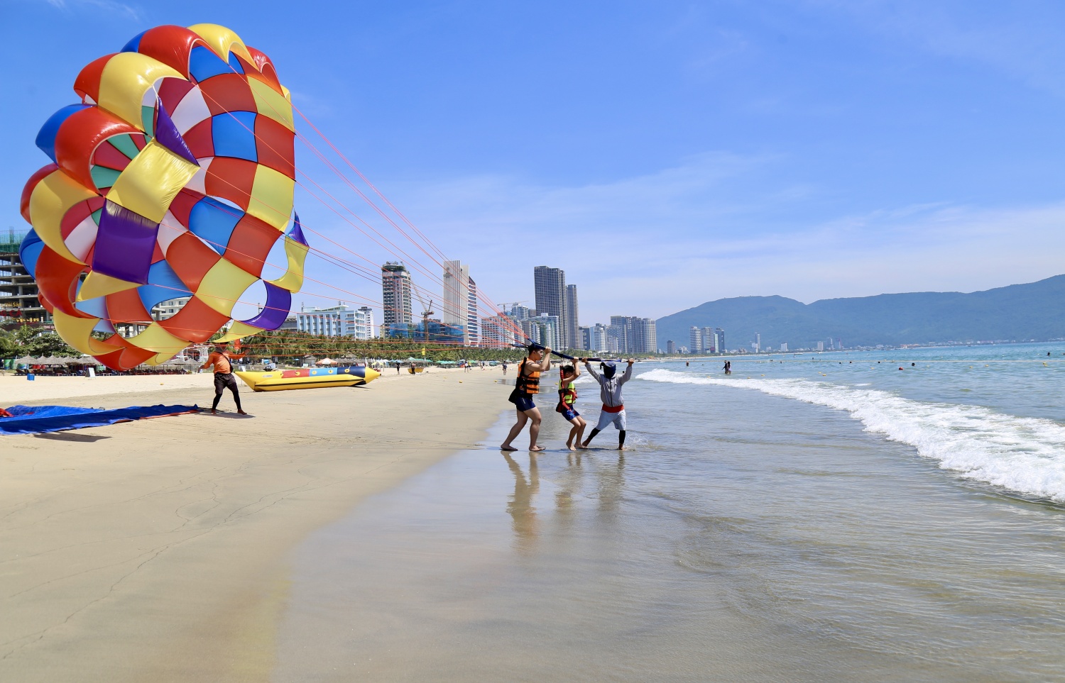 Độc đáo bay lượn giữa biển trời ở độ cao gần 100m Độc đáo dù lượn giữa biển trời ở độ cao gần 100m