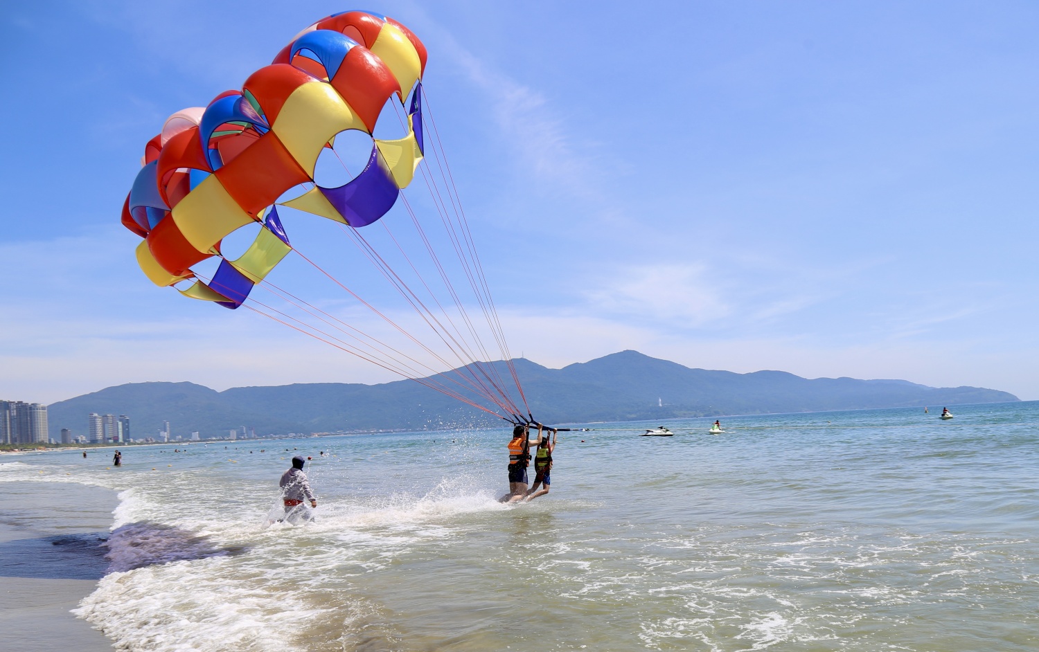 Độc đáo bay lượn giữa biển trời ở độ cao gần 100m Độc đáo dù lượn giữa biển trời ở độ cao gần 100m
