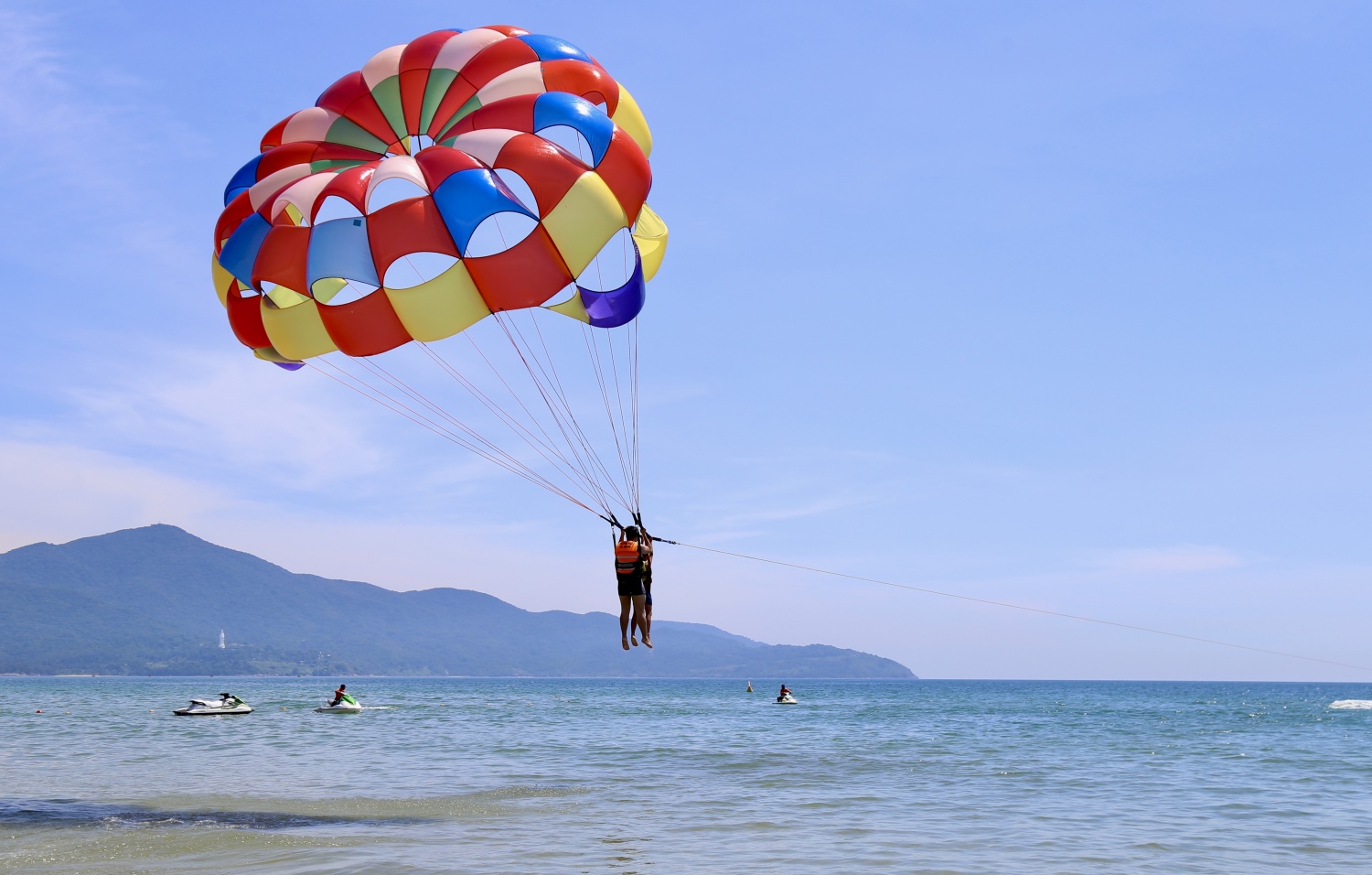 Độc đáo bay lượn giữa biển trời ở độ cao gần 100m Độc đáo dù lượn giữa biển trời ở độ cao gần 100m