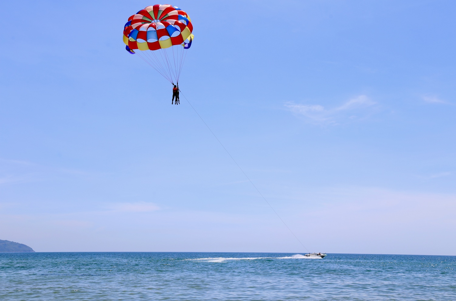 Độc đáo bay lượn giữa biển trời ở độ cao gần 100m Độc đáo dù lượn giữa biển trời ở độ cao gần 100m