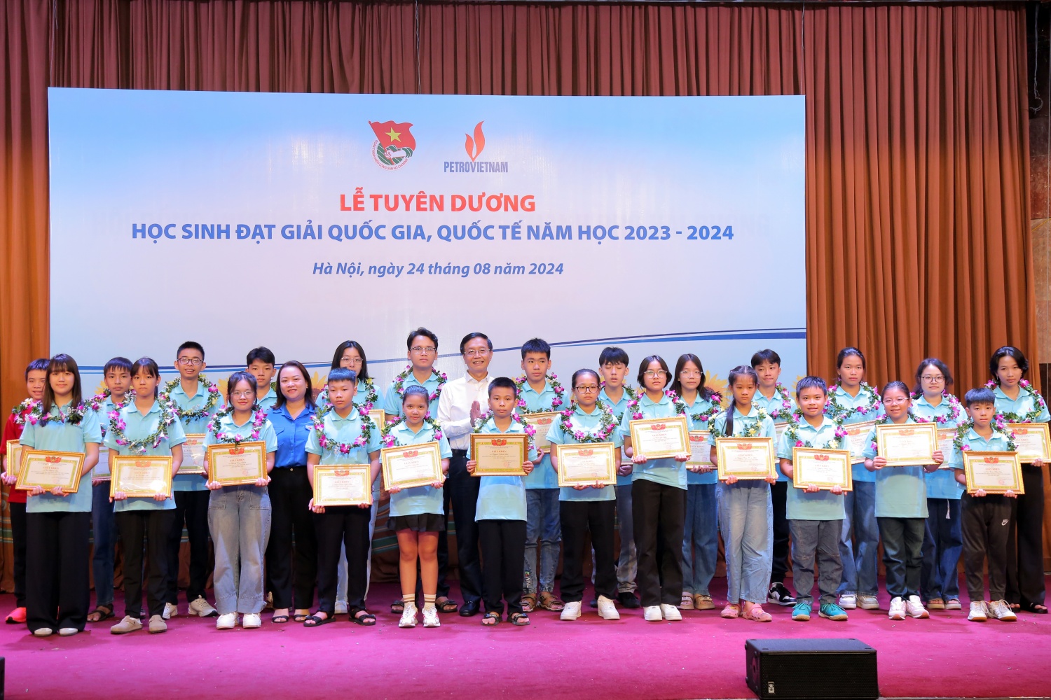Petrovietnam tuyên dương học sinh đạt thành tích cao trong các kỳ thi quốc gia năm học 2023 - 2024 Petrovietnam tuyên dương học sinh đạt thành tích cao trong các kỳ thi quốc gia năm học 2023 - 2024