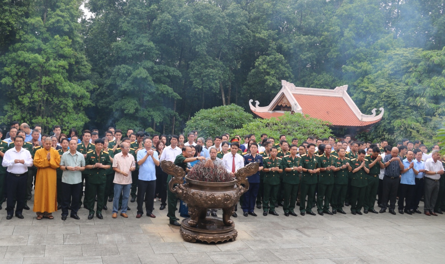 Đoàn đại biểu Petrovietnam dâng hương tưởng niệm Chủ tịch Hồ Chí Minh tại Khu di tích lịch sử K9 - Đá Chông