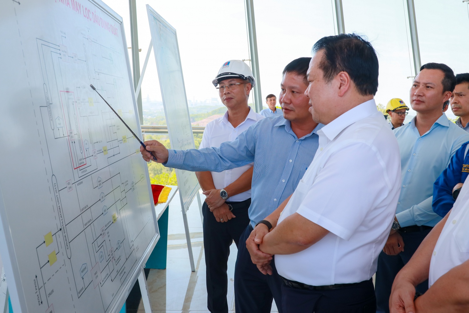 Ông Nguyễn Hoàng Anh - Chủ tịch UBQLVNN (sơ mi trắng bên phải) lắng nghe Tổng Giám đốc BSR giới thiệu sơ bộ về sơ đồ công nghệ của NMLD Dung Quất. Ông Nguyễn Hoàng Anh - Chủ tịch UBQLVNN (sơ mi trắng bên phải) lắng nghe Tổng Giám đốc BSR giới thiệu sơ bộ về sơ đồ công nghệ của NMLD Dung Quất.