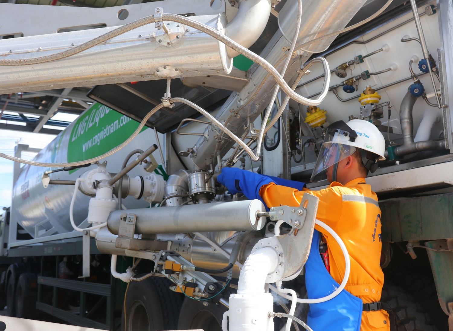 Kiểm tra kỹ thuật và nạp LNG vào ISO Tank tại Kho LNG Thị Vải Kiểm tra kỹ thuật và nạp LNG vào ISO Tank tại Kho LNG Thị Vải