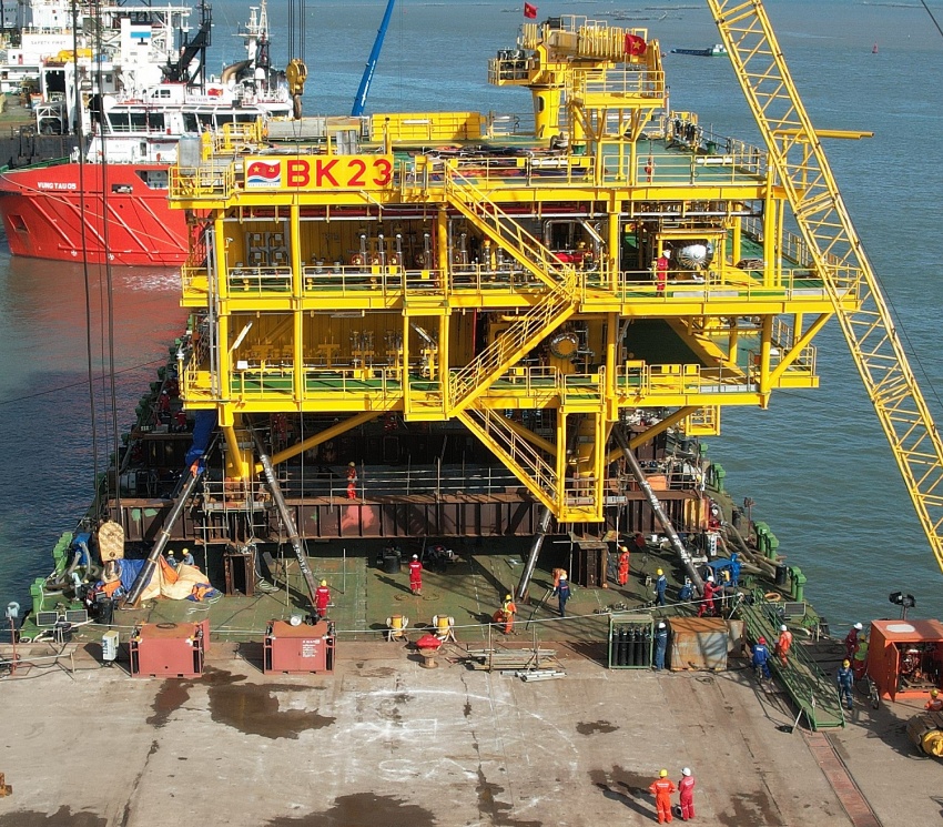 Vietsovpetro hạ thủy thành công khối thượng tầng giàn BK-23, mỏ Bạch Hổ Vietsovpetro hạ thủy thành công khối thượng tầng giàn BK-23, mỏ Bạch Hổ