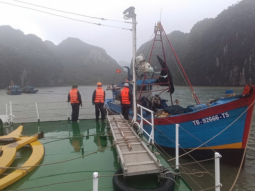 Vùng 3 Hải quân kịp thời cứu nạn ngư dân trong cơn bão số 3 Chiến sĩ Vùng 3 Hải quân kịp thời ứng cứu ngư dân gặp nạn trong bão số 3