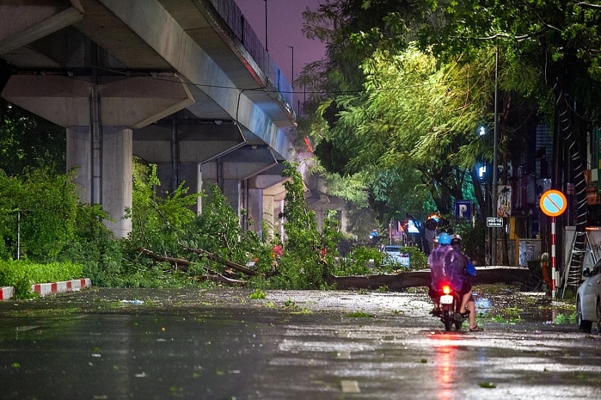 [Chùm ảnh] Hà Nội tan hoang sau bão Yagi