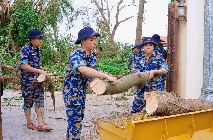 Cán bộ, chiến sĩ Vùng 1 Hải quân sát cánh cùng nhân dân khắc phục hậu quả bão số 3