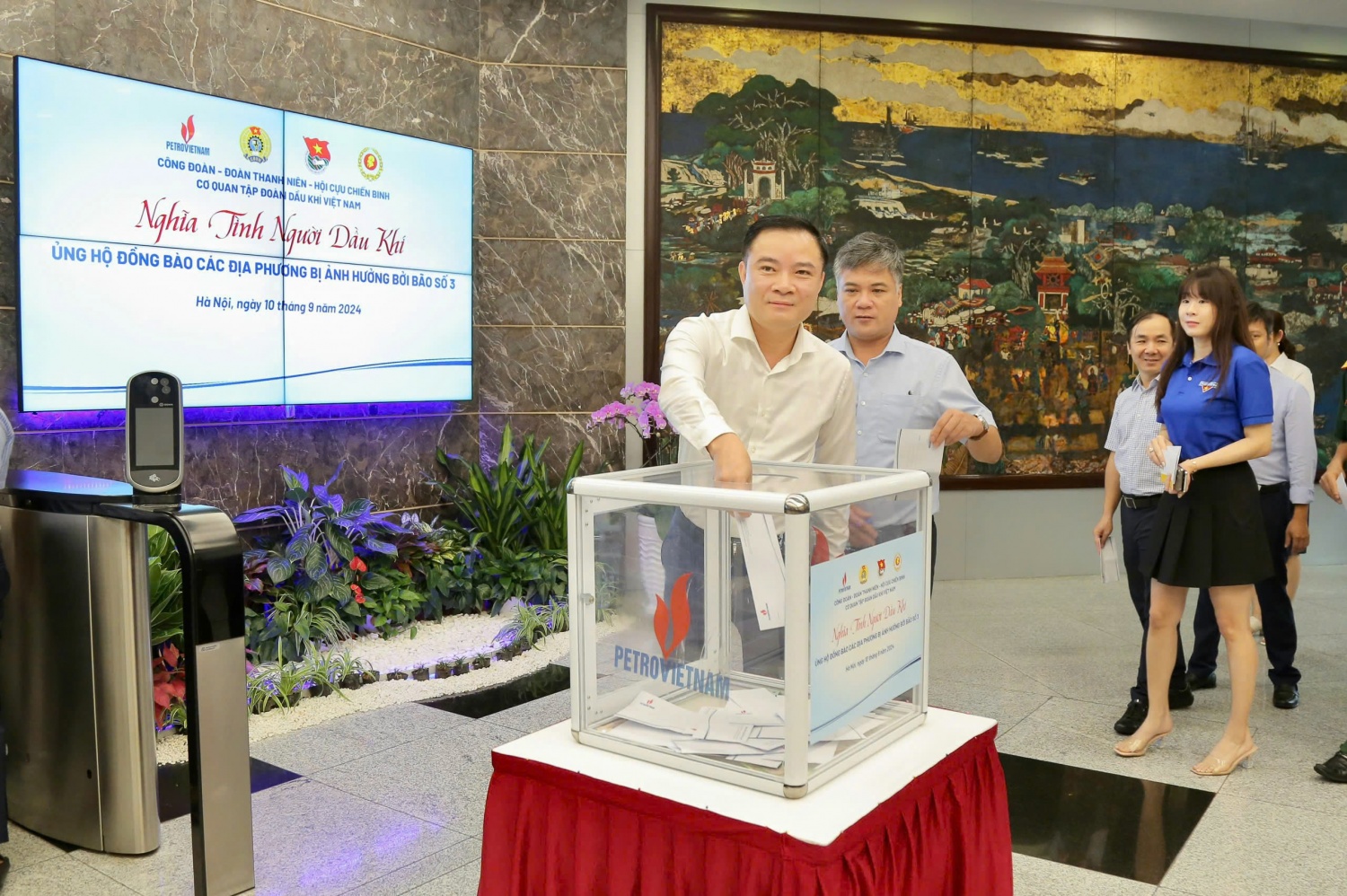 Petrovietnam phát động ủng hộ đồng bào các địa phương bị ảnh hưởng bởi bão số 3 (Yagi) Petrovietnam phát động ủng hộ đồng bào các địa phương bị ảnh hưởng bởi bão số 3 (Yagi)