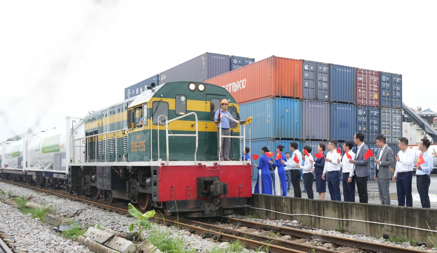Đón chào chuyến tàu chở LNG đầu tiên về đến ga Đông Anh (Hà Nội) Đón chào chuyến tàu chở LNG đầu tiên về đến ga Đông Anh (Hà Nội)