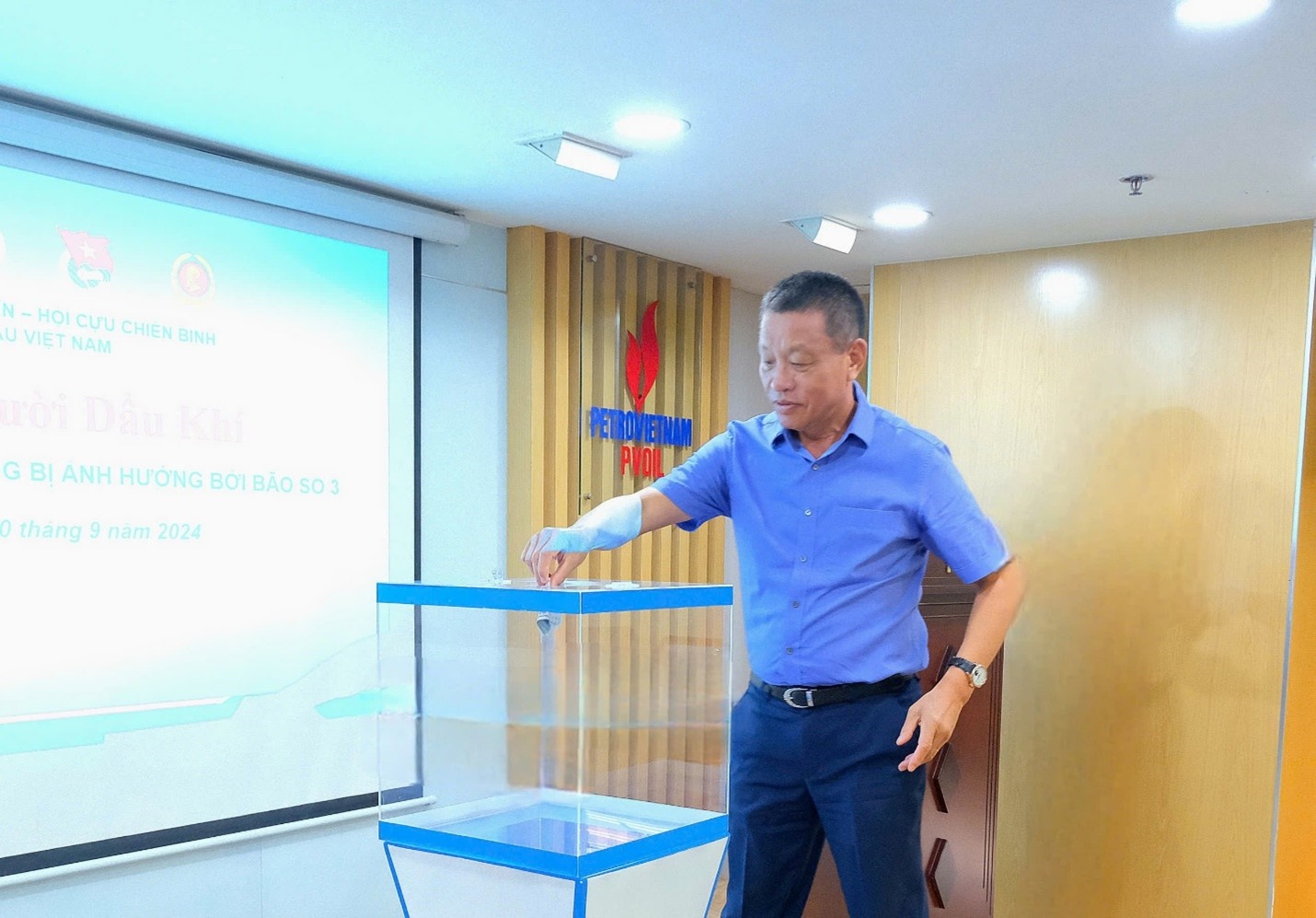 Ông Đoàn Văn Nhuộm – Tổng Giám đốc Tổng công ty thực hiện quyên góp Ông Đoàn Văn Nhuộm – Tổng Giám đốc Tổng công ty thực hiện quyên góp