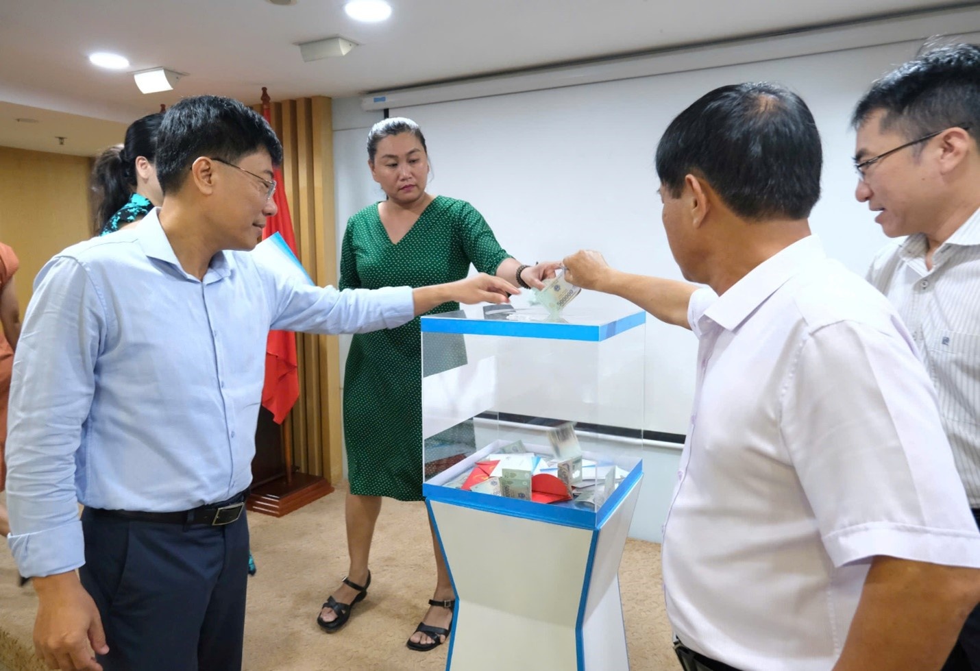 Ban Lãnh đạo Tổng công ty cùng toàn thể CBNV cơ quan Tổng công ty thực hiện quyên góp Ban Lãnh đạo Tổng công ty cùng toàn thể CBNV cơ quan Tổng công ty thực hiện quyên góp