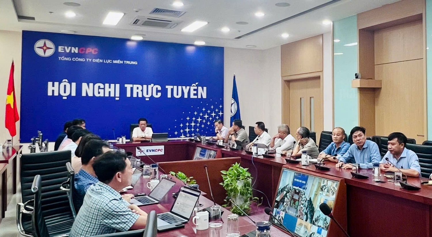 Toàn cảnh cuộc họp triển khai công tác huy động lực lượng hỗ trợ EVNNPC khôi phục lưới điện bị hư hại bởi bão số 3 Toàn cảnh cuộc họp triển khai công tác huy động lực lượng hỗ trợ EVNNPC khôi phục lưới điện bị hư hại bởi bão số 3