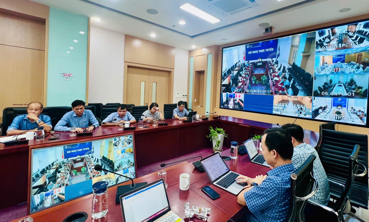 245 kỹ sư, công nhân EVNCPC sẽ hỗ trợ EVNNPC khắc phục sự cố lưới điện do bão số 3 245 kỹ sư, công nhân EVNCPC sẽ hỗ trợ EVNNPC khắc phục sự cố lưới điện do bão số 3