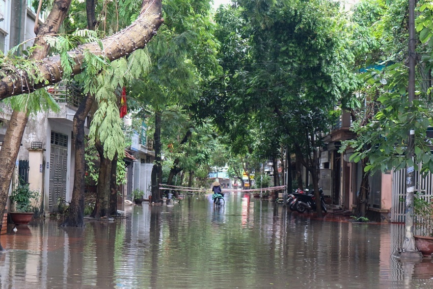 Một góc phố Hà Nội được giăng giây ngăn người dân di chuyển để đảm bảo an toàn. Ảnh: Hằng Nga. Một góc phố Hà Nội được giăng giây ngăn người dân di chuyển để đảm bảo an toàn. Ảnh: Hằng Nga.