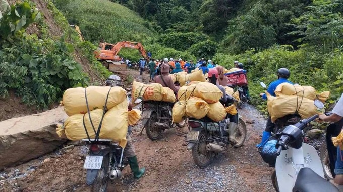 Nhân lên tình người vượt mưa lũ Nhân lên tình người vượt mưa lũ