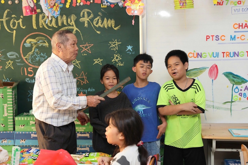 Tuổi trẻ PTSC tổ chức chương trình “Vui tết Trung thu”cho các bé khó khăn ở lớp học tình thương
