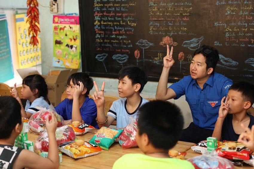 Tuổi trẻ PTSC tổ chức chương trình “Vui tết Trung thu”cho các bé khó khăn ở lớp học tình thương