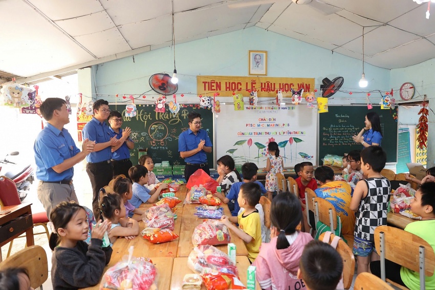 Tuổi trẻ PTSC tổ chức chương trình “Vui tết Trung thu”cho các bé khó khăn ở lớp học tình thương