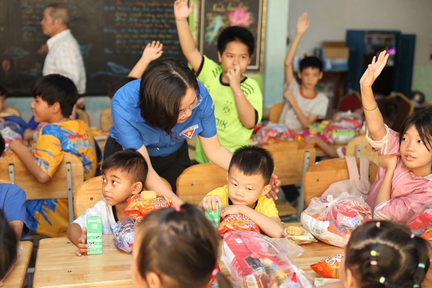 Tuổi trẻ PTSC tổ chức chương trình “Vui tết Trung thu”cho các bé khó khăn ở lớp học tình thương