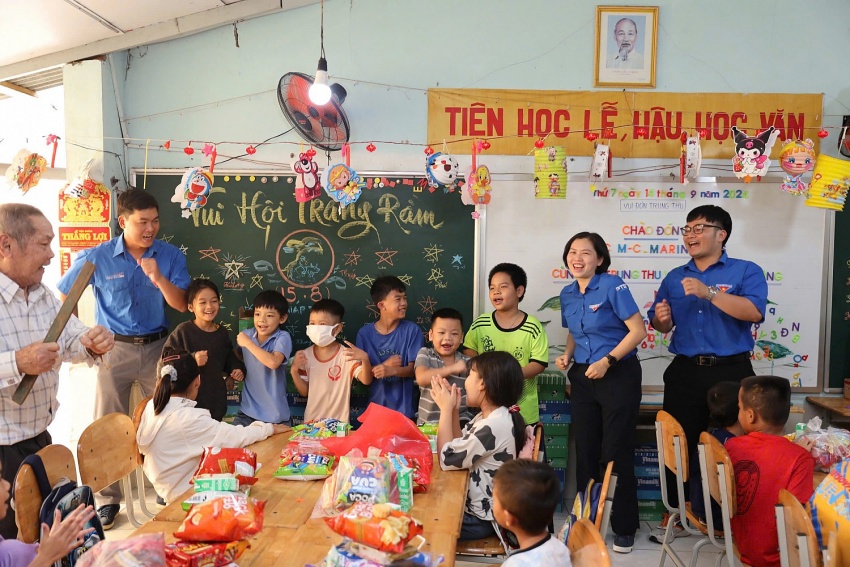 Tuổi trẻ PTSC tổ chức chương trình “Vui tết Trung thu”cho các bé khó khăn ở lớp học tình thương