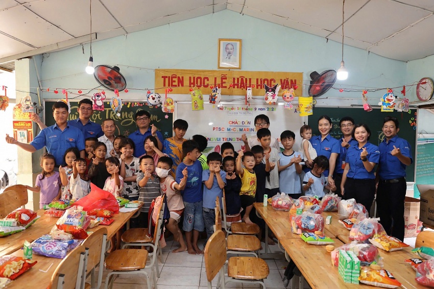 Tuổi trẻ PTSC tổ chức chương trình “Vui tết Trung thu”cho các bé khó khăn ở lớp học tình thương